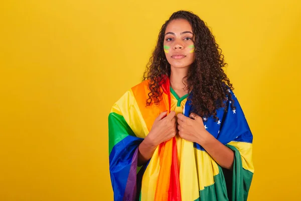 年轻的巴西黑人女子 足球迷 打着Lgbt和巴西国旗 与偏见作斗争 严重程度 — 图库照片
