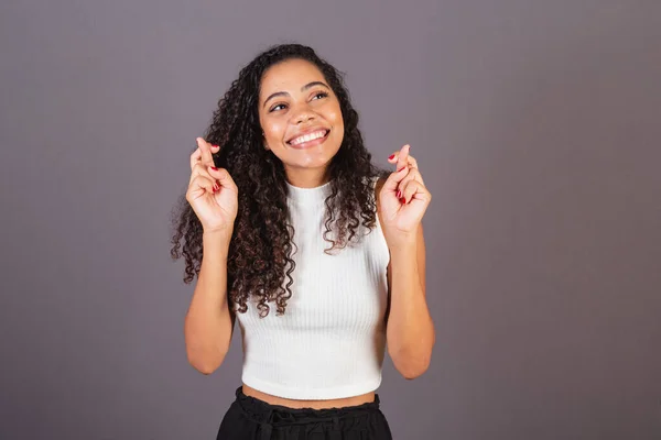 年轻的巴西黑人女人 好运的标志 手指交叉 — 图库照片
