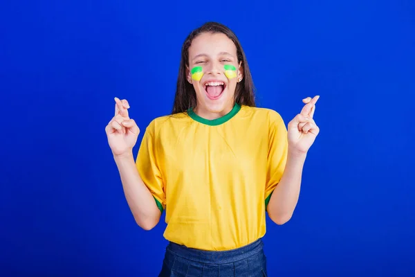 Młoda Dziewczyna Fanka Piłki Nożnej Brazylii Trzymam Kciuki Szczęście Życzenie — Zdjęcie stockowe