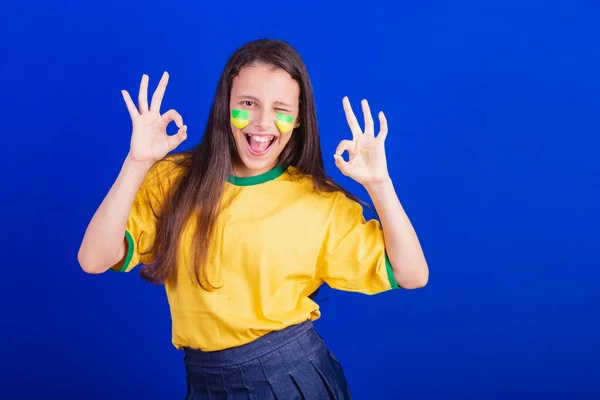 Fiatal Lány Focirajongó Brazíliából Oké Aláírás Ujjakkal — Stock Fotó