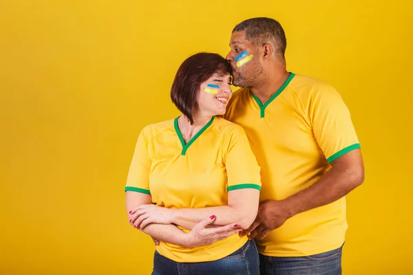 Pareja Mujer Pelirroja Hombre Negro Hinchas Del Fútbol Brasileño Brazos —  Fotos de Stock
