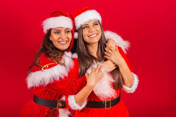 Brazilské Kamarádky Oblečené Vánočních Šatů Santa Claus Přátelé Pózují Společně — Stock fotografie