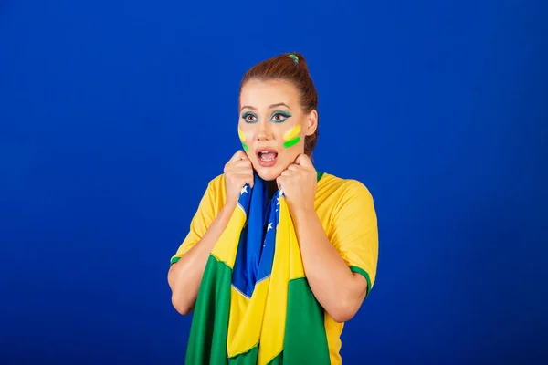 Mujer Caucásica Pelirroja Aficionada Fútbol Brasileño Brasileña Fondo Azul Ansiosa —  Fotos de Stock