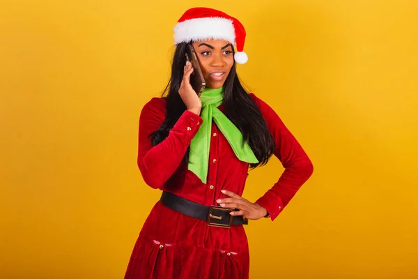 Vacker Svart Brasiliansk Kvinna Klädd Julkläder Tomte Smartphone Och Röstsamtal — Stockfoto