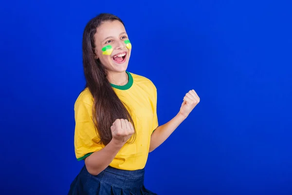 ブラジルのサッカーファンの少女です パーティーやお祝い — ストック写真