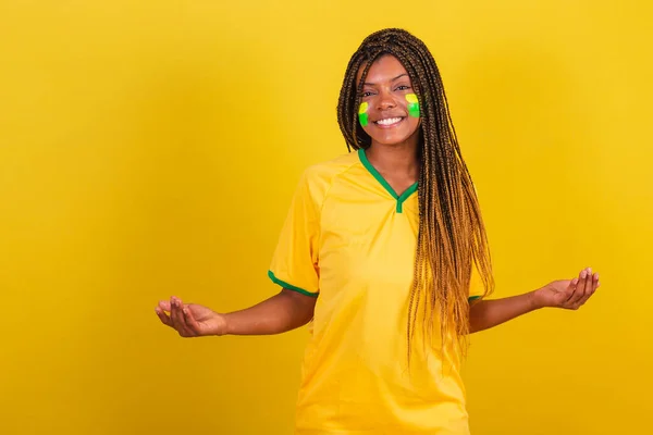 年轻的巴西黑人女子足球迷 张开双臂 — 图库照片