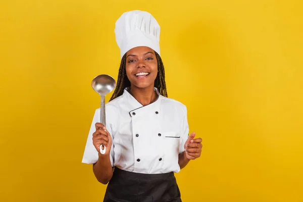 Genç Afro Brezilyalı Kadın Aşçı Yemek Kepçesi Mutfak Aksesuarı — Stok fotoğraf