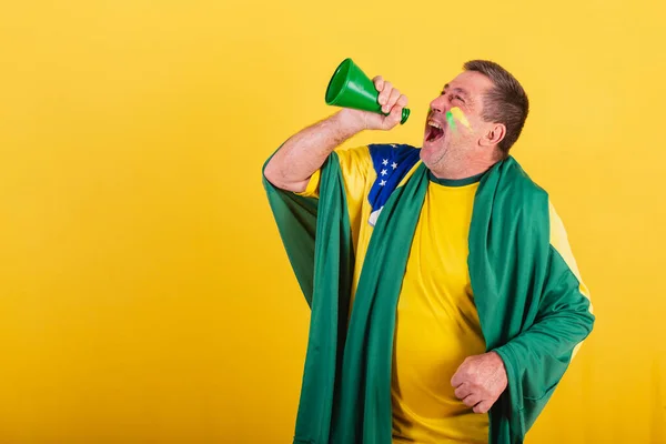 Adulto Homem Brasileiro Futebol Usando Bandeira Gritando Promoção Com Mega — Fotografia de Stock