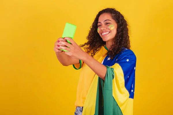 Giovane Brasiliano Nero Tifoso Calcio Autoritratto Selfie Smartphone — Foto Stock