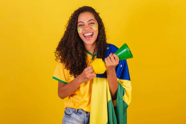 年轻的巴西黑人女子 足球迷 号角发出的响声 — 图库照片