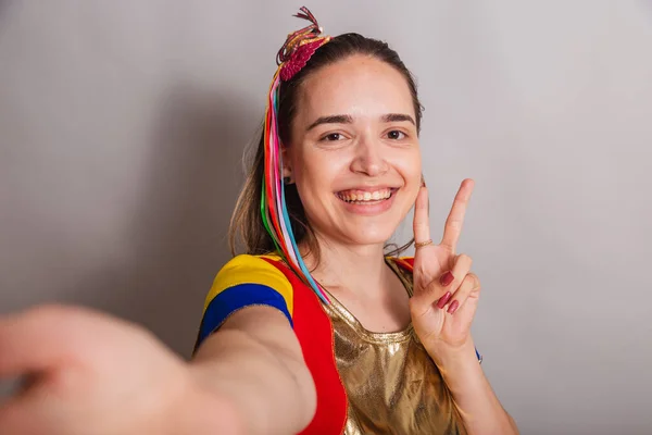 美丽的白人巴西女人 穿着自由裁剪的衣服 狂欢节 心平气和 用手指去爱 — 图库照片