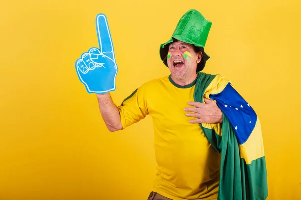 Erwachsener Mann Brasilianischer Fußballfan Trägt Fahne Mit Schaumstofffinger Beim Feiern — Stockfoto