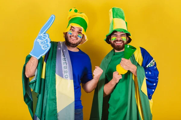 Deux Amis Brésiliens Fans Football Brésiliens Utilisant Drapeau Brésilien Corne — Photo