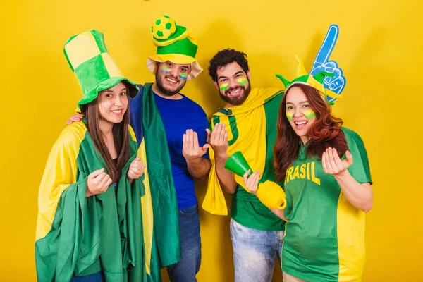 Grupo Amigos Aficionados Fútbol Brasil Utilizando Bandera Brasil Llamando Con — Foto de Stock
