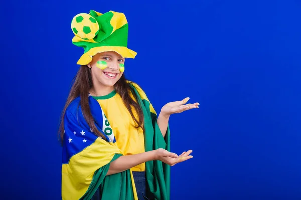 Jovencita Fanática Del Fútbol Brasil Vestido Con Sombrero Bandera Presentando — Foto de Stock
