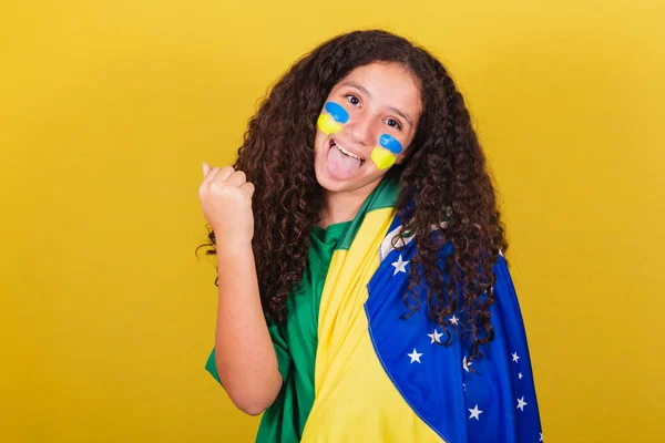 Brazylijka Biała Dziewczyna Fan Piłki Nożnej Uśmiechnięta Krzycząca Tak Świętowanie — Zdjęcie stockowe