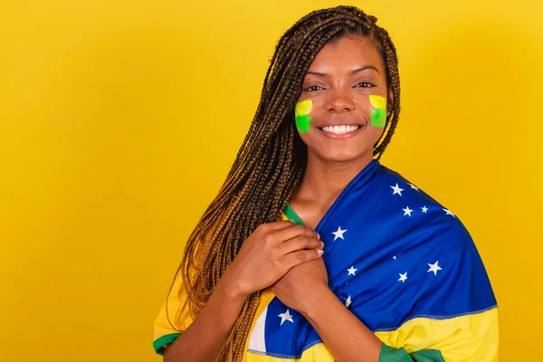 Donna Colore Giovane Appassionato Calcio Brasiliano Usando Bandiera Canto Inno — Foto Stock