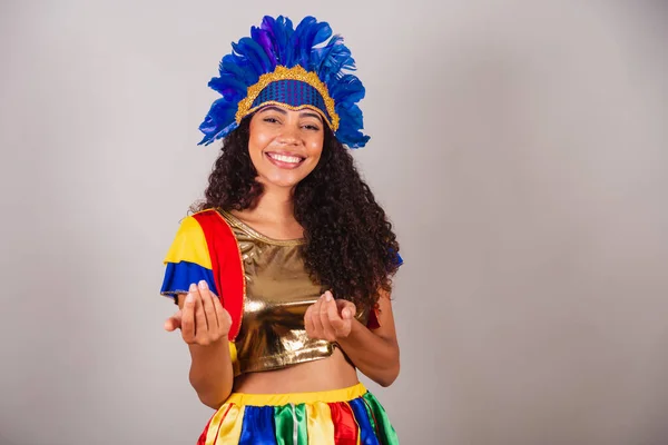 Piękna Czarna Brazylijka Frevo Karnawał Karnawałowym Nakryciu Piór Zapraszanie Rąk — Zdjęcie stockowe