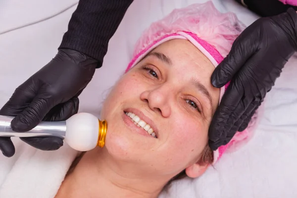 Hermosa Mujer Adulta Aplicación Radiofrecuencia Facial Paciente Rejuvenecimiento Cuidado Piel —  Fotos de Stock