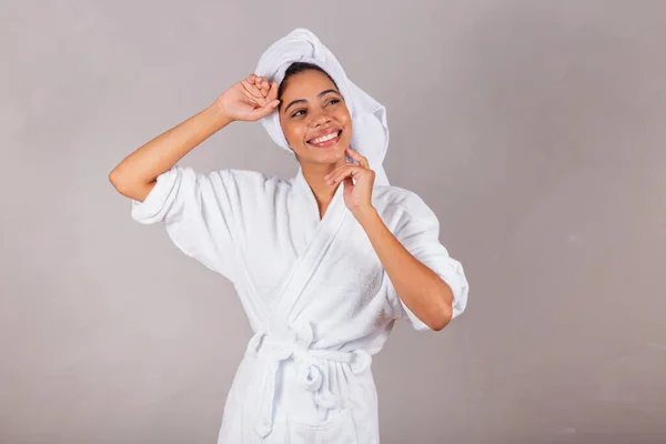 Mooie Braziliaanse Zwarte Vrouw Badjas Handdoek Wellness Spa Esthetiek Delicatesse — Stockfoto