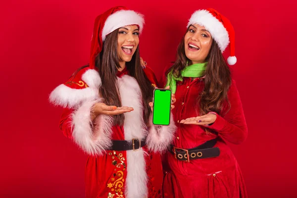 Бразильські Жінки Вдягнені Різдвяний Одяг Санта Клаус Телефон Зеленим Екраном — стокове фото