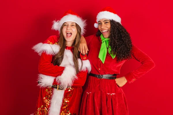 Δύο Βραζιλιάνες Φίλες Ντυμένες Χριστουγεννιάτικα Ρούχα Σάντα Κλάους — Φωτογραφία Αρχείου