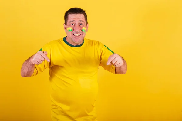 Dorosły Mężczyzna Fan Piłki Nożnej Brazylii Tylko Tutaj Tutaj Wskazując — Zdjęcie stockowe