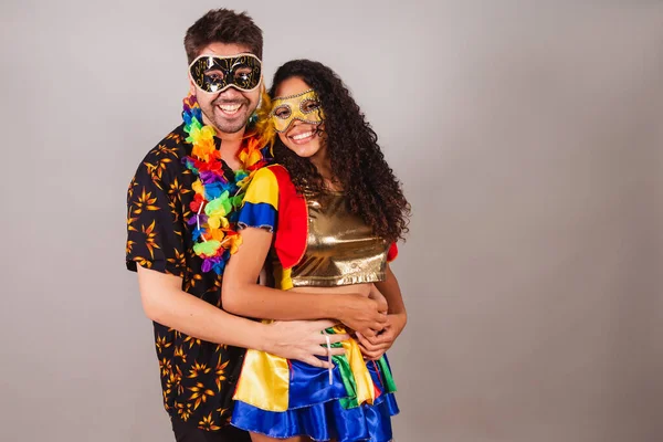 Brazilský Pár Karnevalovým Oblečením Navzájem Milují Usmívají Kamery — Stock fotografie