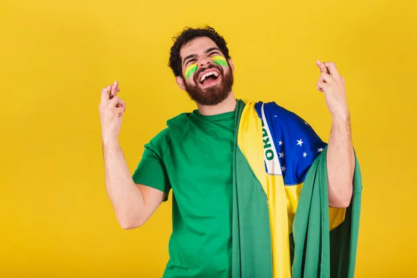 Καυκάσιος Μούσι Βραζιλιάνος Οπαδός Του Ποδοσφαίρου Από Βραζιλία Σταυρωμένα Δάχτυλα — Φωτογραφία Αρχείου