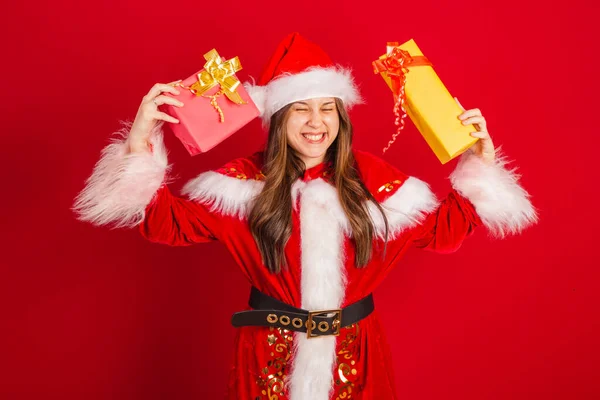 Белая Бразилька Рождественской Одежде Санта Клаус Проведение Двух Подарков — стоковое фото