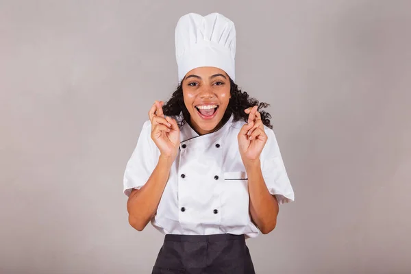 Genç Siyah Brezilyalı Kadın Aşçı Şef Parmaklar Çapraz Dilek Bükme — Stok fotoğraf
