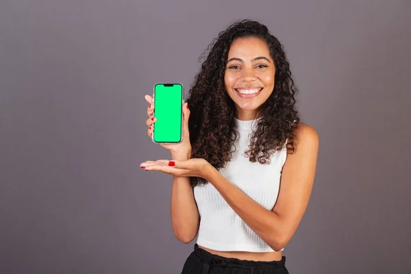 Genç Brezilyalı Siyahi Kadın Cep Telefonu Tutuyor Ekranı Gösteriyor Reklam — Stok fotoğraf