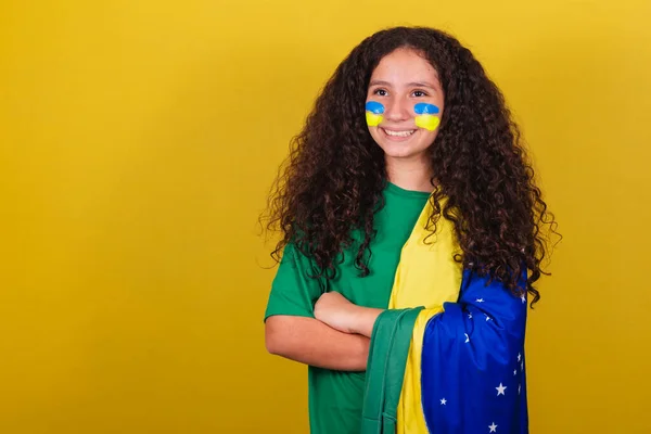 Brazil Lány Kaukázusi Futball Rajongó Karok Keresztbe Optimista Pozitív — Stock Fotó