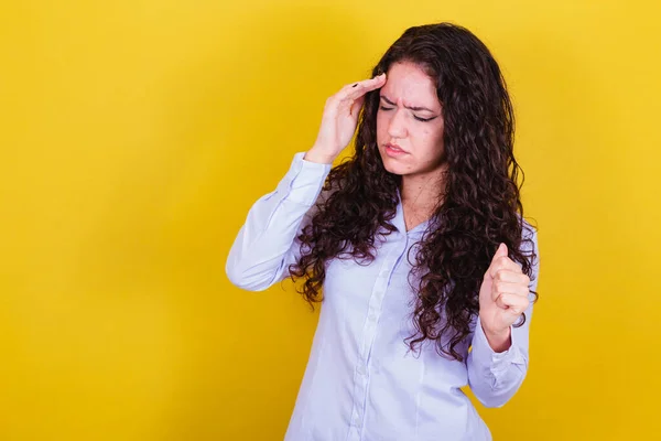 起業家女性ビジネスマン頭の上の手頭痛の種の概念 — ストック写真