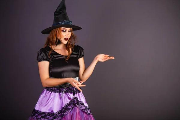 Zkouška Halloween Běloška Kostýmu Čarodějnice Prezentovat Něco Jejich Rukama — Stock fotografie