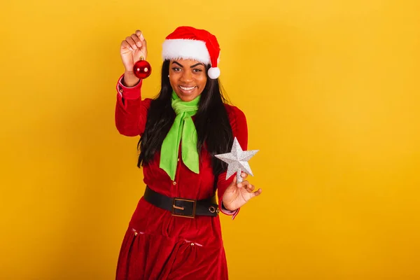 Güzel Siyah Brezilyalı Kadın Noel Kıyafetleri Giymiş Noel Baba Elinde — Stok fotoğraf