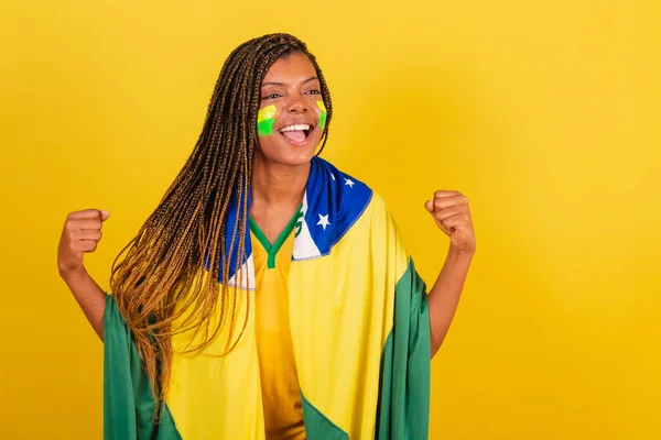 Donna Colore Giovane Appassionato Calcio Brasiliano Indossando Bandiera Celebrando Vittoria — Foto Stock