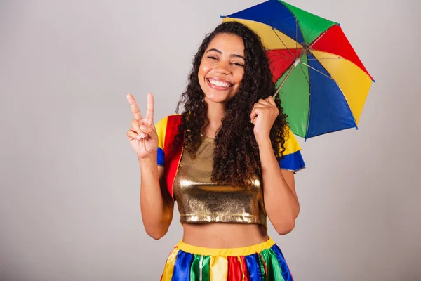 Mulher bonita vestida para a noite de carnaval. Mulher afro com