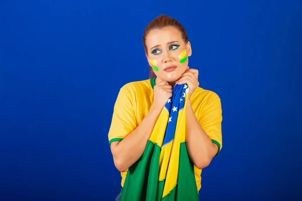 白人女性 ブラジルサッカーファン ブラジル人 青の背景 悲しいと手にフラグで動揺 — ストック写真