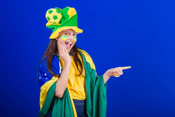 Ung Pige Fodboldfan Fra Brasilien Klædt Hat Flag Pege Noget - Stock-foto