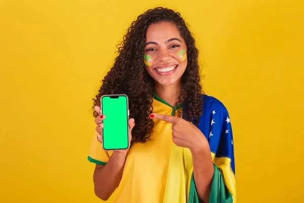 Giovane Brasiliano Nero Tifoso Calcio Mostrando Schermo Del Cellulare Smartphone — Foto Stock