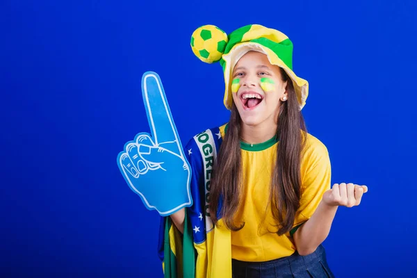 ブラジルのサッカーファンの少女です 帽子と旗に身を包んだ 泡の指でパーティーしてる すごい — ストック写真