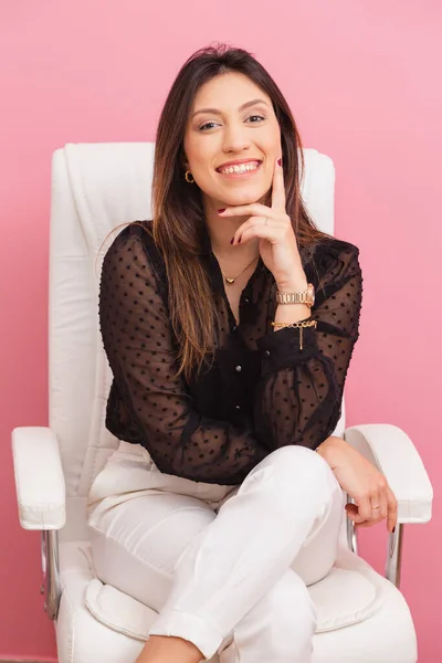 美しいブラジルの白人女性 ピンクの背景 クローズアップ写真 オフィスチェアに座って チンの手 アイデアと信頼の概念 — ストック写真