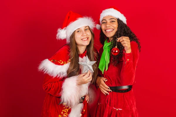 Två Brasilianska Vänner Klädda Julkläder Jultomten Hålla Jul Dekoration Stjärnor — Stockfoto