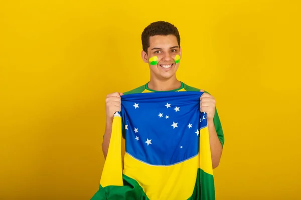 Молодой Бразилец Футбольный Фанат Одетый Зеленый Трепещущий Бразильский Флаг — стоковое фото