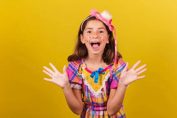 Enfant Brésilien Caucasien Vêtements Fête Juin Surprise Incroyable Wow Incroyable — Photo