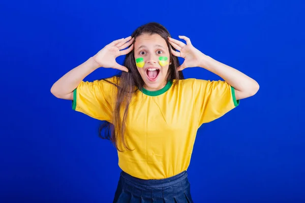 Νεαρή Κοπέλα Οπαδός Του Ποδοσφαίρου Από Βραζιλία Έκπληκτη Εκπληκτικό — Φωτογραφία Αρχείου