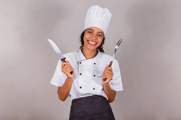 Czarna Brazylijka Kucharka Nóż Widelec Przygotowywania Mięsa Grill — Zdjęcie stockowe
