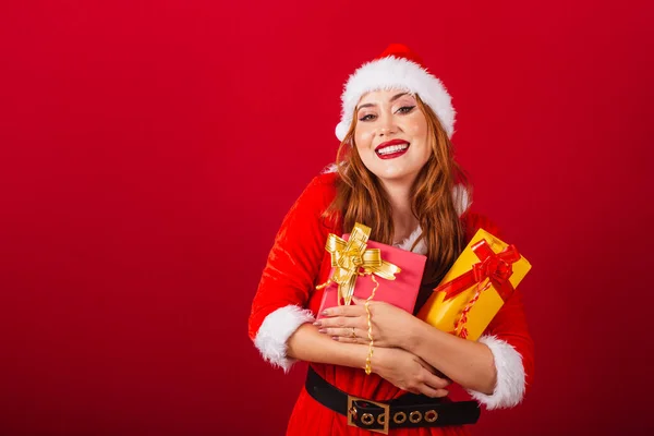 Bela Brasileira Ruiva Vestida Com Roupas Natal Papai Noel Abraçando — Fotografia de Stock