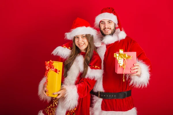 Couple Brésilien Avec Vêtements Noël Père Noël Claus Tenant Des — Photo